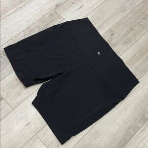 Lululemon Align High Rise Short with Pockets 8"
Black. Size 20
